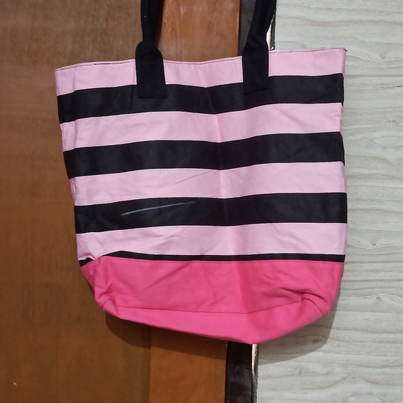 Victoria's Secret - Picture 2 of 5